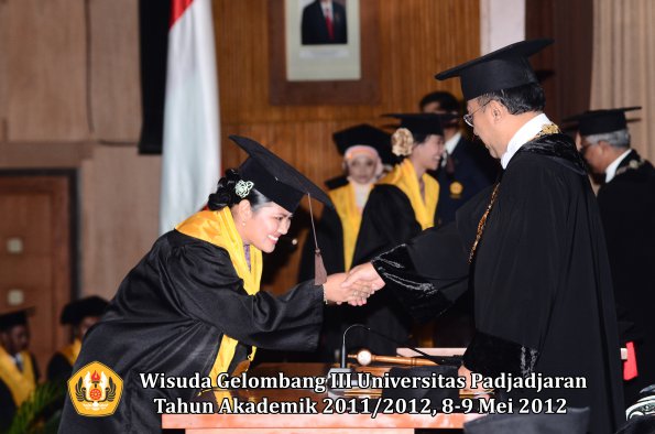 wisuda-unpad-gel-iii-2011_2012-fakultas-peternakan-oleh-rektor-048