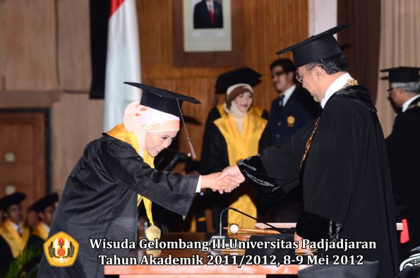 wisuda-unpad-gel-iii-2011_2012-fakultas-peternakan-oleh-rektor-050