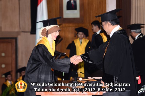 wisuda-unpad-gel-iii-2011_2012-fakultas-peternakan-oleh-rektor-051