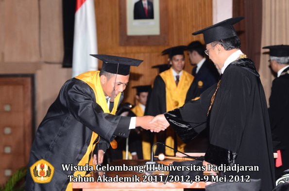 wisuda-unpad-gel-iii-2011_2012-fakultas-peternakan-oleh-rektor-056