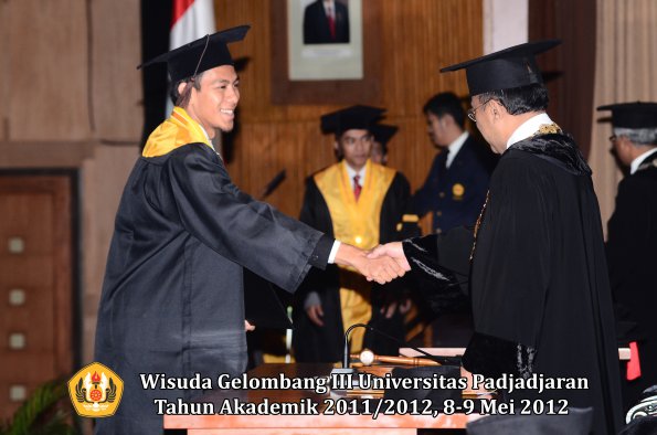 wisuda-unpad-gel-iii-2011_2012-fakultas-peternakan-oleh-rektor-057