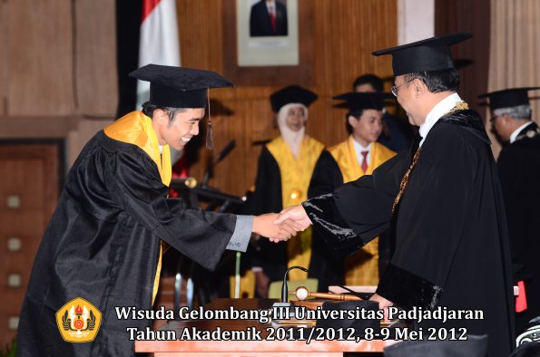 wisuda-unpad-gel-iii-2011_2012-fakultas-peternakan-oleh-rektor-058