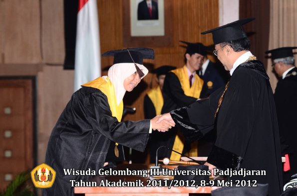 wisuda-unpad-gel-iii-2011_2012-fakultas-peternakan-oleh-rektor-060