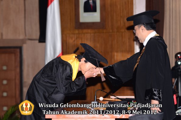 wisuda-unpad-gel-iii-2011_2012-fakultas-peternakan-oleh-rektor-062