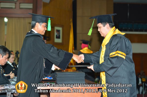 wisuda-unpad-gel-iii-2011_2012-fakultas-kedokteran-oleh-dekan-022