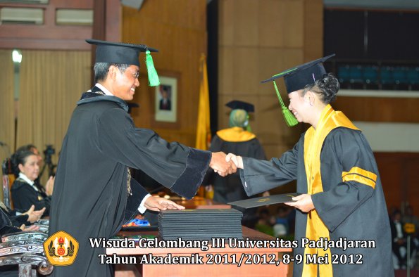 wisuda-unpad-gel-iii-2011_2012-fakultas-kedokteran-oleh-dekan-026