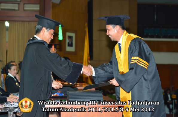 wisuda-unpad-gel-iii-2011_2012-fakultas-kedokteran-oleh-dekan-031