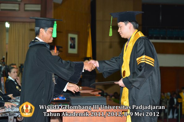 wisuda-unpad-gel-iii-2011_2012-fakultas-kedokteran-oleh-dekan-035