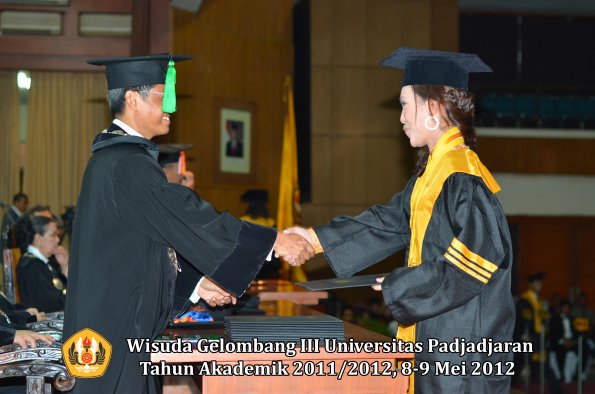 wisuda-unpad-gel-iii-2011_2012-fakultas-kedokteran-oleh-dekan-038