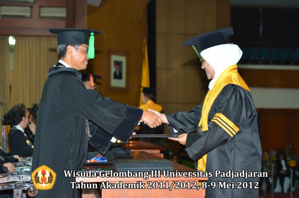 wisuda-unpad-gel-iii-2011_2012-fakultas-kedokteran-oleh-dekan-039