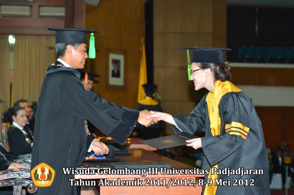 wisuda-unpad-gel-iii-2011_2012-fakultas-kedokteran-oleh-dekan-046