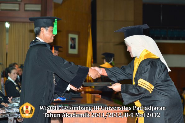 wisuda-unpad-gel-iii-2011_2012-fakultas-kedokteran-oleh-dekan-048