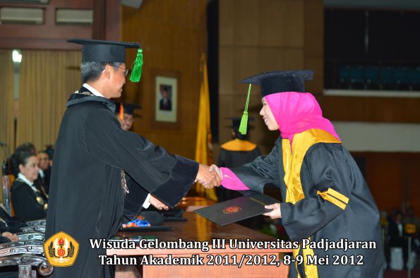 wisuda-unpad-gel-iii-2011_2012-fakultas-kedokteran-oleh-dekan-050