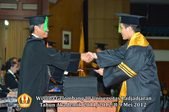 wisuda-unpad-gel-iii-2011_2012-fakultas-kedokteran-oleh-dekan-057