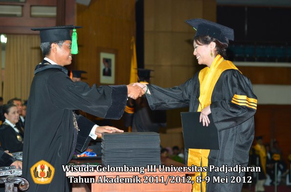 wisuda-unpad-gel-iii-2011_2012-fakultas-kedokteran-oleh-dekan-059