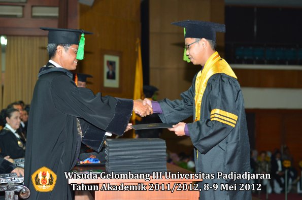 wisuda-unpad-gel-iii-2011_2012-fakultas-kedokteran-oleh-dekan-060