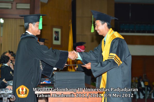 wisuda-unpad-gel-iii-2011_2012-fakultas-kedokteran-oleh-dekan-062