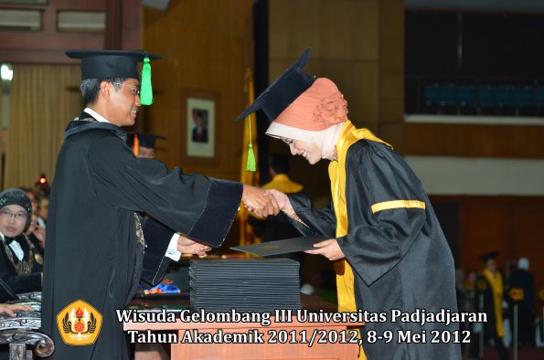 wisuda-unpad-gel-iii-2011_2012-fakultas-kedokteran-oleh-dekan-067