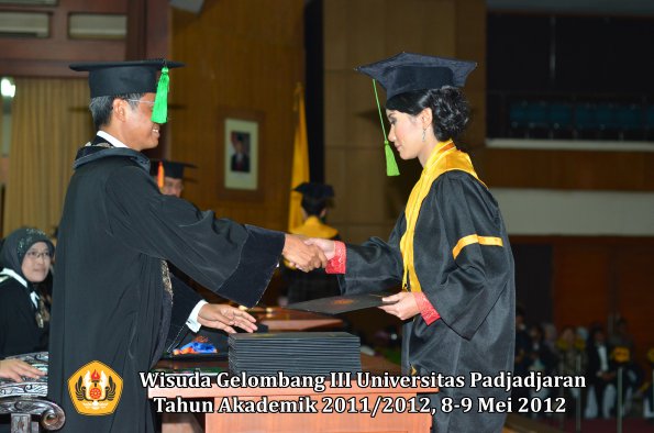 wisuda-unpad-gel-iii-2011_2012-fakultas-kedokteran-oleh-dekan-079