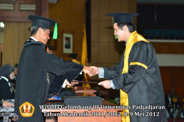 wisuda-unpad-gel-iii-2011_2012-fakultas-kedokteran-oleh-dekan-084