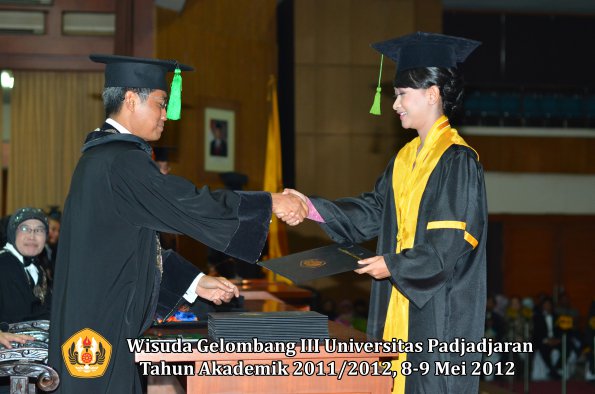 wisuda-unpad-gel-iii-2011_2012-fakultas-kedokteran-oleh-dekan-085