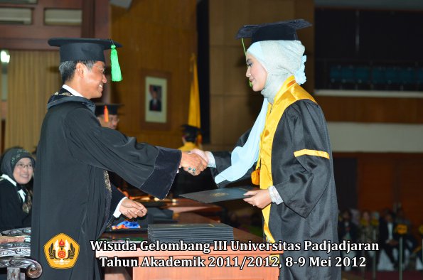 wisuda-unpad-gel-iii-2011_2012-fakultas-kedokteran-oleh-dekan-087