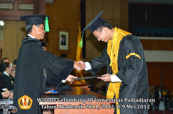 wisuda-unpad-gel-iii-2011_2012-fakultas-kedokteran-oleh-dekan-095