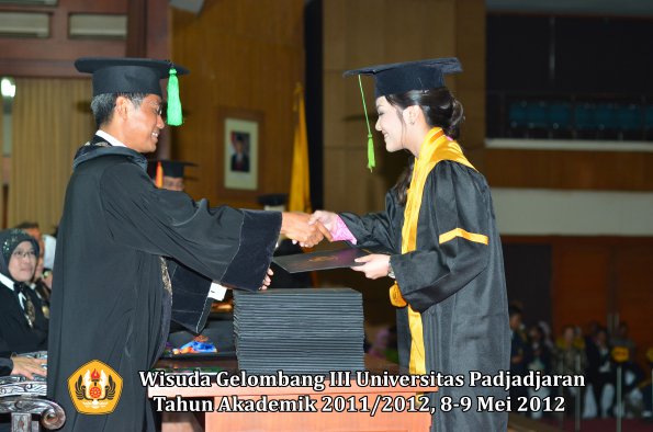 wisuda-unpad-gel-iii-2011_2012-fakultas-kedokteran-oleh-dekan-104