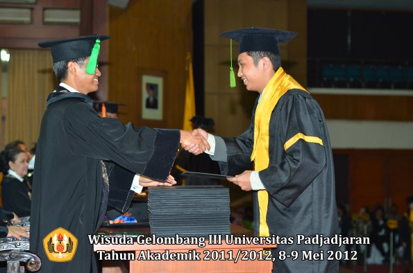 wisuda-unpad-gel-iii-2011_2012-fakultas-kedokteran-oleh-dekan-107