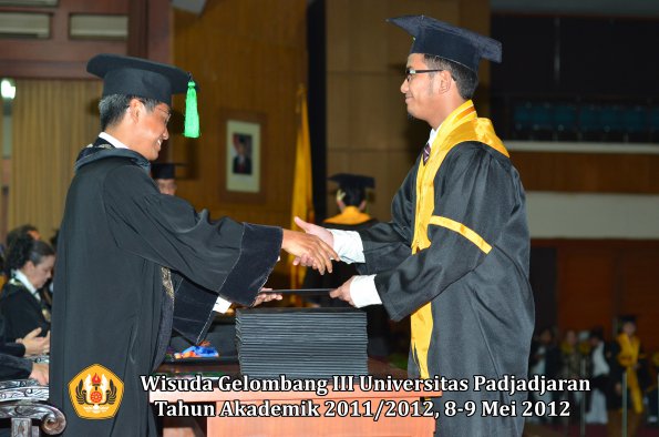 wisuda-unpad-gel-iii-2011_2012-fakultas-kedokteran-oleh-dekan-113