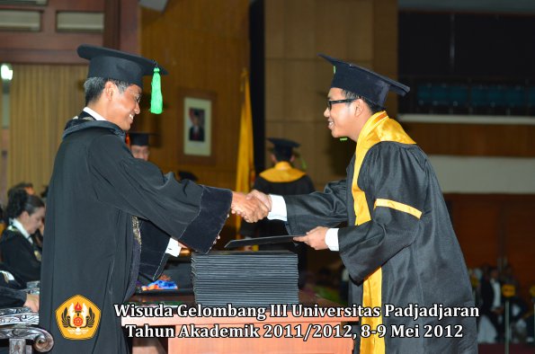 wisuda-unpad-gel-iii-2011_2012-fakultas-kedokteran-oleh-dekan-114