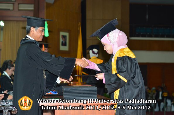 wisuda-unpad-gel-iii-2011_2012-fakultas-kedokteran-oleh-dekan-124