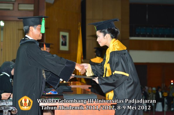 wisuda-unpad-gel-iii-2011_2012-fakultas-kedokteran-oleh-dekan-141