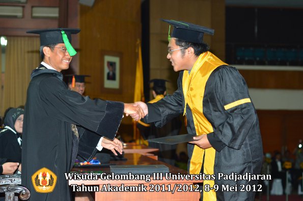 wisuda-unpad-gel-iii-2011_2012-fakultas-kedokteran-oleh-dekan-142