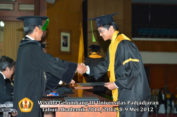 wisuda-unpad-gel-iii-2011_2012-fakultas-kedokteran-oleh-dekan-144