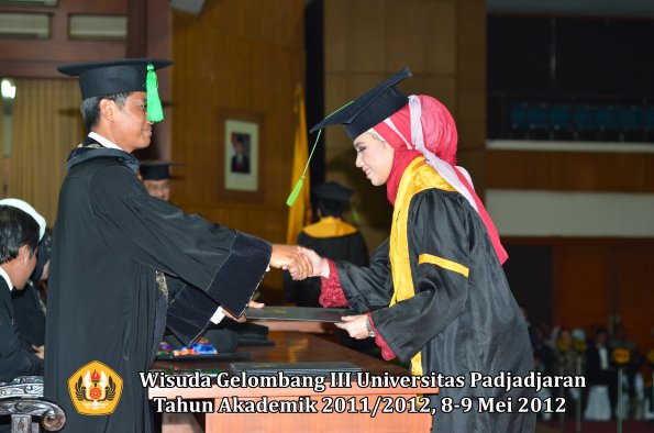 wisuda-unpad-gel-iii-2011_2012-fakultas-kedokteran-oleh-dekan-146