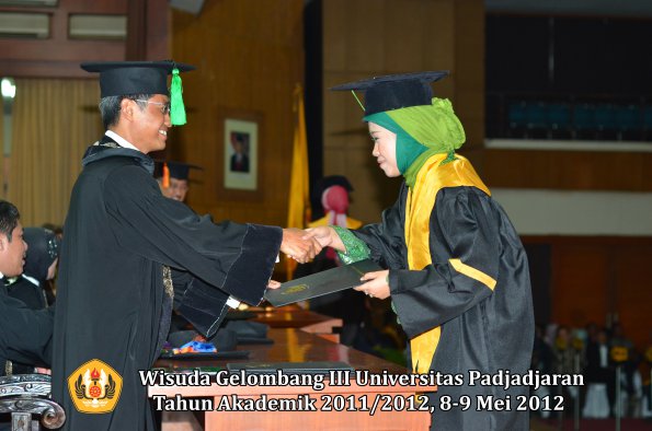 wisuda-unpad-gel-iii-2011_2012-fakultas-kedokteran-oleh-dekan-147