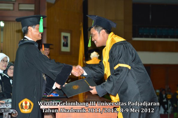 wisuda-unpad-gel-iii-2011_2012-fakultas-kedokteran-oleh-dekan-150