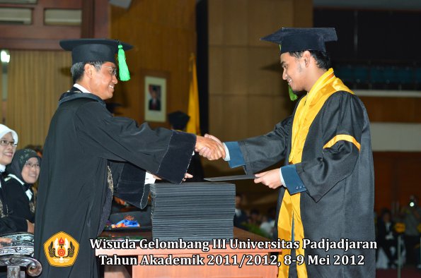 wisuda-unpad-gel-iii-2011_2012-fakultas-kedokteran-oleh-dekan-151