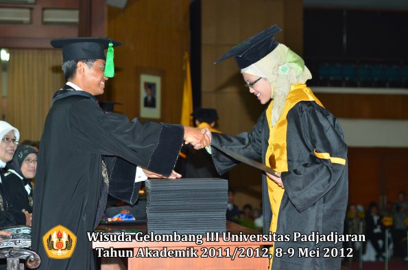 wisuda-unpad-gel-iii-2011_2012-fakultas-kedokteran-oleh-dekan-152