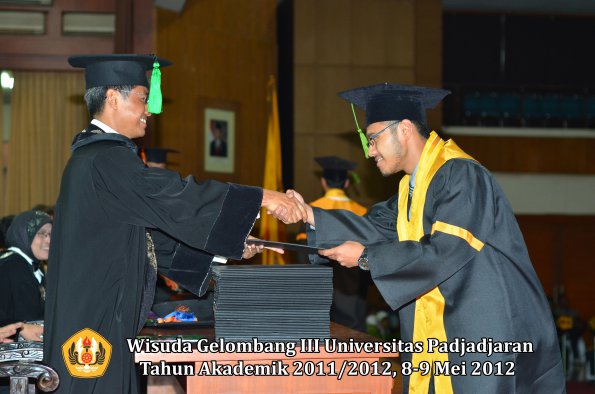 wisuda-unpad-gel-iii-2011_2012-fakultas-kedokteran-oleh-dekan-155