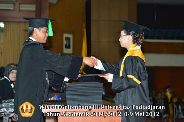 wisuda-unpad-gel-iii-2011_2012-fakultas-kedokteran-oleh-dekan-156