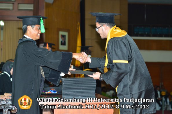 wisuda-unpad-gel-iii-2011_2012-fakultas-kedokteran-oleh-dekan-157