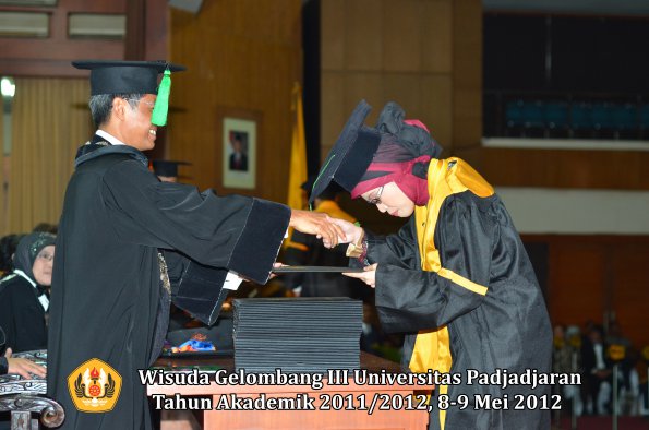 wisuda-unpad-gel-iii-2011_2012-fakultas-kedokteran-oleh-dekan-160