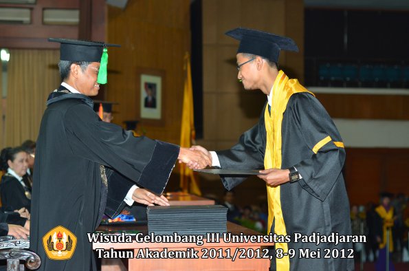 wisuda-unpad-gel-iii-2011_2012-fakultas-kedokteran-oleh-dekan-176