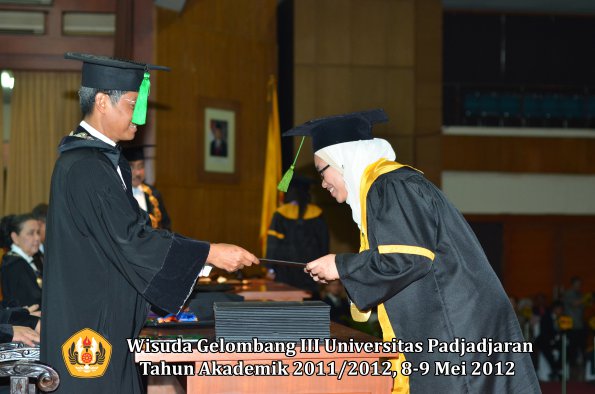 wisuda-unpad-gel-iii-2011_2012-fakultas-kedokteran-oleh-dekan-178