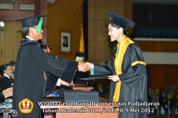 wisuda-unpad-gel-iii-2011_2012-fakultas-kedokteran-oleh-dekan-179