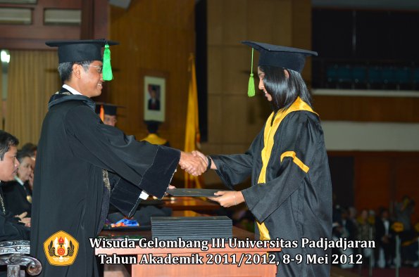 wisuda-unpad-gel-iii-2011_2012-fakultas-kedokteran-oleh-dekan-182