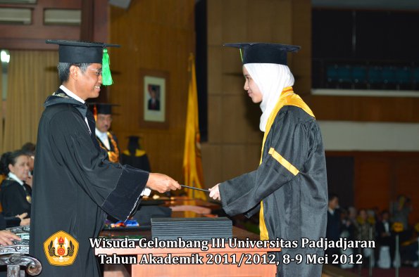 wisuda-unpad-gel-iii-2011_2012-fakultas-kedokteran-oleh-dekan-183