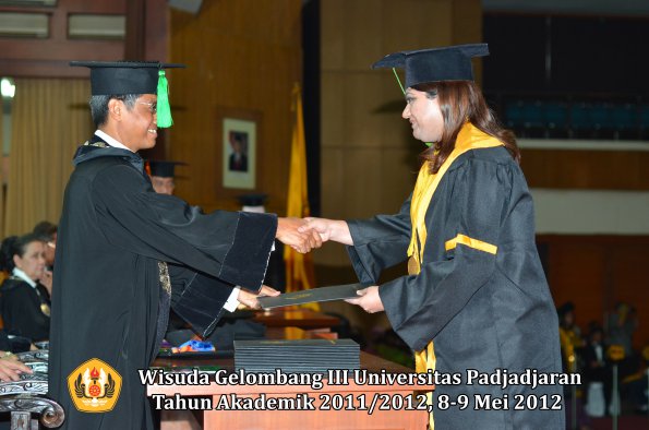 wisuda-unpad-gel-iii-2011_2012-fakultas-kedokteran-oleh-dekan-184